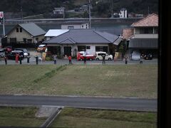 寒い中、伊予出石付近の方々も手を振って見送り