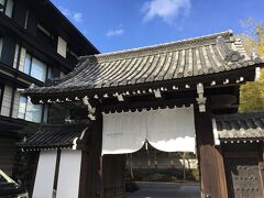 【 Entrance - The Kajiimiya Gate at HOTEL THE MITSUI KYOTO 】

HOTEL THE MITSUI KYOTO の象徴，公式サイトによると1703年（元禄16年）に造営され，300年を超える歴史を有する梶井宮門です。ただ，1961年に開業し，53年間に及んだ京都国際ホテルの時代も，門はここにあったのでしょうか？　その点が，説明書きを読んでもよくわかりませんでした。

同行のM君が思わず「お寺みたい！」と声を上げる。公家や武家の屋敷，城郭や社寺の建築にも広く用いられた「薬医門」という様式です。こういう古いものに，新しい建造物を接合させていくという建築デザインは、個人的には，神戸地方裁判所庁舎や大阪府済生会中津病院など，あまり成功しているとは言い難い例が多いように思いますが，ここ HOTEL THE MITSUI KYOTO ではそれがうまくいっています。少なくとも，異様な感じはまったく受けません。