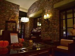 ホテルロビーも函館ベイエリアらしく、
シックなレンガ造りです。
ハローウインが間近なこともあって、
テーブルには紙でできたカボチャのオブジェが。