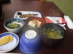 食事つきのため夕食は「いろり」で。
山菜など素朴な味でした。
お豆腐が硬く、こちらの地域の特徴のようでした。
