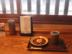 「かつて」のわらび餅日本茶付き。
すぺしゃる食ぅぽん利用500円分。
2階の畳席より格子戸の向こうに雪を見ながらほっこり。