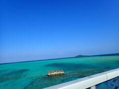 池間大橋を渡る右手に見える
真っ青な海と大神島