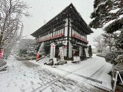 善光寺郵便局近くのバス停で降ります。善光寺郵便局は雪景色が似合います。