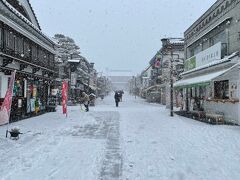 仲見世通りを善光寺へ。雪道は平気なのですが、ここの参道はツルツルで滑る滑る！皆様お気を付けて。