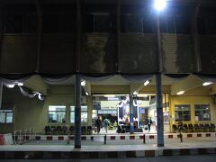 ５時５０分、トゥクトゥクは街の外れの寂しい場所にあるアーケード・バスターミナルに到着。

こんな時間ですが、建物の中は明かりが灯っていて、自由に入れるようになっています。