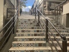 神社の横の階段が「きらきら坂」
階段にはポルトガルっぽいタイルがはめ込まれていておしゃれ