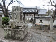 奥へ行くには拝観料400円必要です
忠義塚の奥に「義士墓所」があります
浅野内匠頭と四十七義士全員がそろっています
