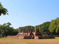自転車を手に入れたし、早速遺跡巡りスタート。

まずは城壁内部から回っていくことにし、城壁入口へ。

ここでは通常であれば、入場料100バーツ（約330円）を徴収されるところ、世界遺産登録25周年記念期間中とのことで、無料で中に入ることができました（ただし自転車持ち込み代10バーツ＝約33円は徴収）。

城壁内に入ると、いきなりこんな、スコータイ朝時代（1238-1438年）の石造りの建物の遺跡が。