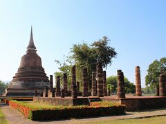 １４時４０分、ラームカムヘーン大王記念碑を後にし、自転車を駆っていると、道端に見つけたのがこちらの仏塔。

地図で確認すると、“ワット・チャナソンクラーム”（Wat Chana Songkram）という寺院とのことで、仏塔の手前には、古代ギリシャ遺跡のような屋根のない柱と床だけの建物跡が寂しく残されていますね。

【永遠ブルーの空　ギリシャ（５）　エギナ島のアフェア神殿】
https://4travel.jp/travelogue/11466796#photo_link_58787915