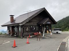 2307スカイカフェが横手山ドライブインの隣にありました。
ここからも素晴らしい展望が開けていますが、スカイレーターで上がった
横手山 2307満天ビューテラスからも素晴らしい景色が見えるそうです。
今日はまだ少し霧が出ているので完全な展望は望めないし値段も張るので頂上にはいきません。
ランチは少し早いので志賀高原に行きます。