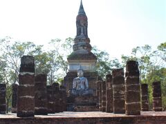 １５時２０分、城壁内の西側に位置する、そんな水辺に面した寺院、“ワット・トラパン・ングン”（Wat Traphang Ngoen）へ。

“トラパン・ングン”とは“銀の池”という意味で、文字通り、公園の中にある“銀の池”に面した寺院となっています。

【ワット・トラパン・グーン～タイ国政府観光庁】
https://www.thailandtravel.or.jp/wat-trapang-ngen/

ここでは、古代ギリシャ神殿のような台座の上に、白い漆喰作りの仏像が、中央の池に向かって仏塔とともに鎮座しています。