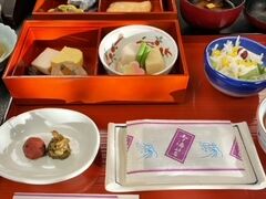 京都の朝は、おなじみの花のいえさんの和食でした。
何度かいただいてますが、飽きない味でおいしかったです。