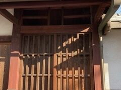 道沿いに、とても雰囲気のよい建物をみつけました。こういうのが京都の街歩きの楽しみだなあと思っています。