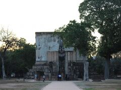 そして１７時４０分、ワット・プラ・パーイ・ルアンの西側にある、日没までにどうしても見ておきたかった寺院、“ワット・シー・チュム”（Wat Si Chum）へ。

入口に自転車を停めて参道を歩いて行くと・・・見えてきました。

【ワット・シー・チュム～タイ国政府観光庁】
https://www.thailandtravel.or.jp/wat-sri-chum/