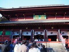 輪王寺はいろんなお堂の集合体の総称ですが、今回は東照宮と二荒山神社優先で、三仏堂だけ行ければいいかなと思っていました。

それで食事の後に向かったのですが、14時50分頃、すでに拝観受付終了(；ﾟДﾟ)

拝観時間は9時～16時まで30分前に受付締切とHPにあったので、早めに終わることがあると知らず。。御朱印も中でいただくので受付終了してると貰えません。明治の館の番号取った後に来れば良かったけど後の祭り。

ま、仕方ないと、階段の下から参拝しましたが、本堂の正面の賽銭箱か何かの前でお寺の方がこちらにお尻向けてずっと作業しているんですよ。正面ふさがれていて奥を見通すこともできないし、なんだかなぁという感じでした。

参拝している人がたくさんいるから少し遠慮がちにするとか、拝観時間過ぎてからしていただけると嬉しいですけどね。。

御朱印のことを訊いた人も素っ気ないし、総じていまいちな印象だけが残ってしまった…