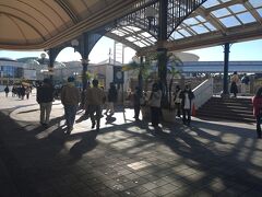 舞浜駅に到着！多くの若者や家族連れで賑わっていました。舞浜は第1期海面埋立事業によって作られた中町地区に位置する、浦安市最西端の町であります。JR京葉線舞浜駅、舞浜大橋によって当地区の玄関口の役割を担っています。（Wikipedia参照）地名の由来は、昭和50年（1975年）に旧浦安町の町議会で当時の浦安町長が「浦安の舞にちなんで舞浜と名付けた」と説明し可決されたことからです。（ニコニコ大百科参照）