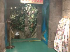 次はレインフォレストカフェ・トーキョーに寄りました。レインフォレストカフェ・トーキョーはジャングルをテーマとした席数300席を超える大型施設には、ユニークな動物達や、高さ５ｍもある巨大円柱水槽が皆様をお迎えする、大変インパクトある楽しいレストランです。（レインフォレストカフェ・トーキョー参照）