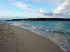 与那覇前浜までお散歩です。
たくさんの宿泊者がお散歩してました。
きれいなきれいな砂浜です