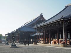 今度は「西本願寺」に向かいます。こちらには大きな無料駐車場がありますよ♪ 私も家族も家が浄土真宗なので、一度は訪れておきたいねーと。

宗派： 浄土真宗本願寺派
ご本尊： 阿弥陀如来

左が御影堂、右が阿弥陀堂。
☆御影堂（ごえいどう）：48ｍ×62ｍ×ｈ29ｍ
☆阿弥陀堂（あみだどう）：42ｍ×45ｍ×ｈ25ｍ