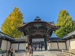 今度は「東本願寺」へ。こちらには駐車場はないので、周辺のコインパーキングを利用しました。

宗派： 真宗大谷派
ご本尊： 阿弥陀如来