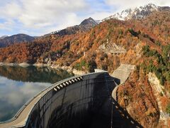 黒部ダム、黒部湖は紅葉の見ごろでした。