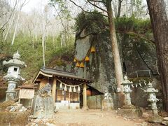 さらに登ると間もなく石割神社に到着。11時06分。まずは参拝。主祭神は天手力男命（あめのたぢからおのみこと）でご利益は開運、武運、厄除、医薬、産業など。3回通れば運が開けるというので順路に沿って周ってみましょう。