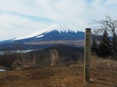 11時40分、石割山に到着。標高1413ｍ。バス停から1時間40分、駐車場から1時間20分掛かりました。眺望も素晴らしく