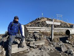 1時間50分ほどで

高千穂峰(1574m)到着

思ったほど風も強くないけど

風が冷たく少し寒い