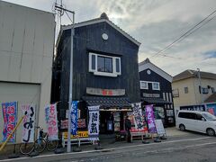 銚子の魚市場の目の前にある蔵をリノベーションしたこちらのお店は、銚子港で上がった新鮮な地魚を食べられるお店。
