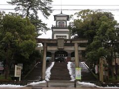 門の建物が印象的な尾山神社。
この後も歩いて近江町市場に行って、朝食兼昼食を食べ金沢駅発のツアーに参加しました。
