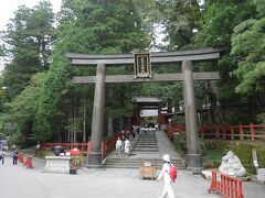 杉並木を歩いて、二荒山神社へ。日光三山を祀った神社です。