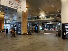 富山駅の新幹線改札の向かいにあるのが観光案内所。