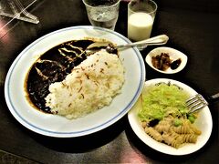 ランチは「横須賀海軍カレー本舗」で ”艦長の黒カレー” を食べました