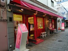 元町商店街の方までぶらぶら

ホテルで食べるデザートを買いに「エストローヤル」へ。

ここのミルフィーユが食べたい！