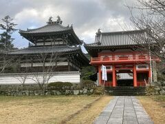 3番目は護国寺、「布袋尊」をお祀りしています。

広々とした駐車場から、桜並木の石畳と山門が望め、この辺り春は、淡路島を代表する桜の名所のようです。

京都の石清水八幡宮を開創した行教上人が開創された、由緒ある歴史あるお寺のようです。
明治時代の神仏分離以前は、賀集八幡宮（賀集八幡神社、淡路国府八幡宮）の神宮寺、徳島藩の蜂須賀家の菩提寺でした。

山門は、鮮やかな朱色の仁王門で、仁王像と大きなわらじが印象的です。
境内に入ると、左手に鐘楼、右手に手水舎があり、手水舎の奥に本地堂があり、護国寺の開祖である行教大師と思われる石像が建っています。

本地堂には、御本尊の胎蔵大日如来挫像が祀られ、脇には毘沙門天像と不動明王像があり、平安時代後期の作品との事で、国の重要文化財に指定されているようです。

こちらの住職はアイデアマンのようで、キャラクター（ホティさんにフクロちゃん、サクラちゃん）を考案されて、色々グッズも開発されているようです。