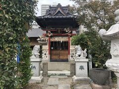 ここから少し時間をつぶします。
高崎市役所に向かう途中に小さな神社を見つけ、手を合わせる。