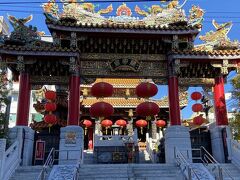 関帝廟到着。立派な建物です。ここが中国だったらどんどん中まで見に行くところですが、部外者な気がして奥までは進めませんでした・・