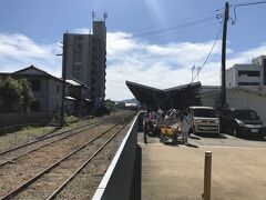 氷見駅ではちょうど列車が出発したところ。保育園、幼稚園の子どもと保母さんたち？はお散歩かな