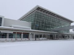 日を改めて1月17日、空はどんよりとして時々吹雪く雪の日です。何かおいしいものでも探しに行こう！そして気晴らしも兼ねて旭川空港まで出かけました。