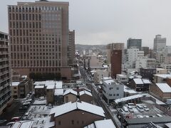 １月１８日（火）朝のホテルの部屋からの金沢市内の眺めですが、雪が少し積もっています