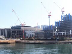 K1東神奈川からみなとみらいへ。

横浜ベイクォーター前の橋から建築中のヒルトン横浜。
2023年秋開業予定。