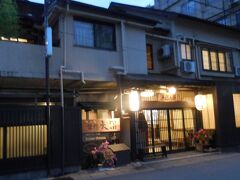 　東鳴子温泉の入口にある「旅館大沼」は日本秘湯を守る会の宿。庭園露天風呂と７つの内湯があります。