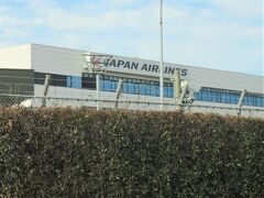 日本航空（千葉県成田市成田国際空港内）
ターミナルからは離れた場所に、日本航空や全日空の建物が並んでいるのが、見えます。

空港や多古町などは通過して、九十九里浜に近い旭市まで行きます。