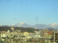 宇都宮駅付近では、新幹線の車窓より日光男体山(写真左）が見えます。