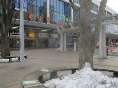 8:19着　郡山駅に到着。東京から1時間39分と意外と近く感じる。
駅前には、雪は殆どなく唯一ツリーサークルの中に残雪があるだけです。