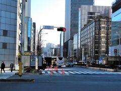 八重洲通り

八重洲中央口から、ずっと東へと向かう大通りです。
長距離バスの発着所もあるし、この地下に八重洲地下街があります。