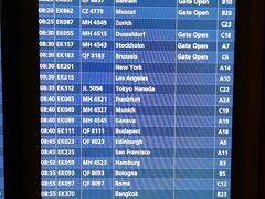 10分くらいで空港に着きました！！
機内預け荷物は昨日から預けっぱなしなので、ビジネスクラス用のチェックインカウンターでチェックインし、保安検査を受けて出国し、搭乗する便を確認します。
EK312　8:35発です。JALとのコードシェアです。
搭乗口はC22になっています。
Cで待ちたいところですが、エミレーツのビジネスラウンジはBが一番充実と聞いていたのでまずはBにいきます。