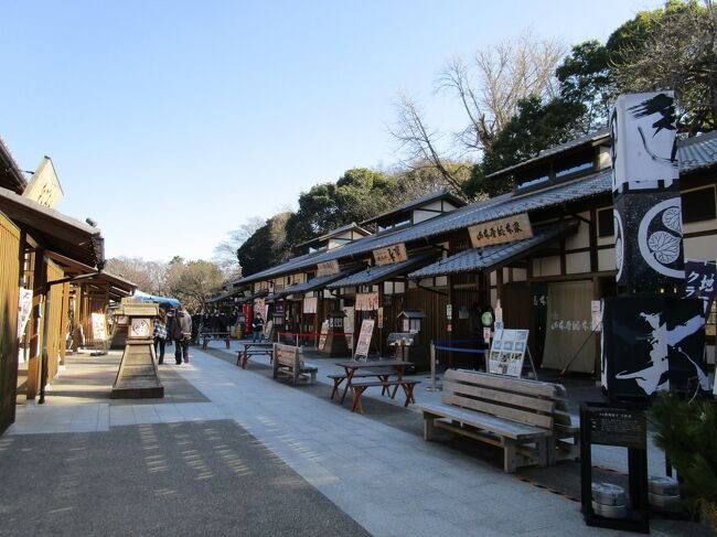 時間は早くもランチタイム、名古屋メシのお昼ごはん♪は　金シャチ横丁にある鳥開総本家で頂きます。<br /><br />20分強ほど行列待ちの後入店、今日のランチは　名古屋コーチンの親子丼と手羽先の唐揚げのセットです。ちなみに翌日のランチは海鮮丼 (^^;)　<br />今回の東海旅行は丼尽くしでしたわん。