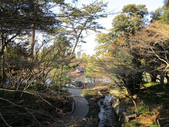 美術館内部は写真撮影禁止のため、館内通路の美しい生け花を写真に収め　これで徳川美術館の鑑賞は終了。徳川園のお庭をサクッと歩いて時計を見ると・・・、あらま、もう４時前だー。慌てて「メーグルバス」に乗車しバスは途中で下車して地下鉄に乗換え（時間短縮のため）、名古屋駅に向かいます。