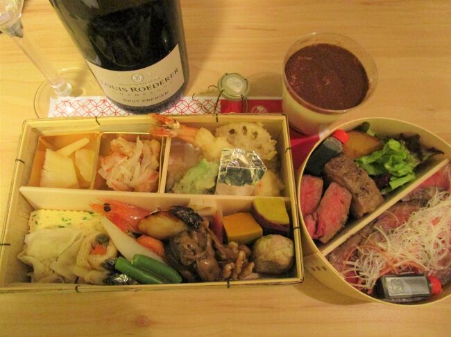 ホテルには６時過ぎにチェックインして大浴場のお風呂で温まった後は、今夜の晩ごはんの受取り。今日は朝早くから名古屋移動と観光で疲れるかもーと思い、ホテルのすぐ側にある「いせもん」さんに前もってテイクアウト弁当を予約しておきました。<br /><br />今夜のメニューは　松花堂弁当「菊櫻」をテイクアウト用の器に入れて頂いたものでして、小鉢や炊合せ・天婦羅に　松阪牛ステーキ、ご飯の上に松阪牛ローストビーフを載っけたウマウマなメニューです。